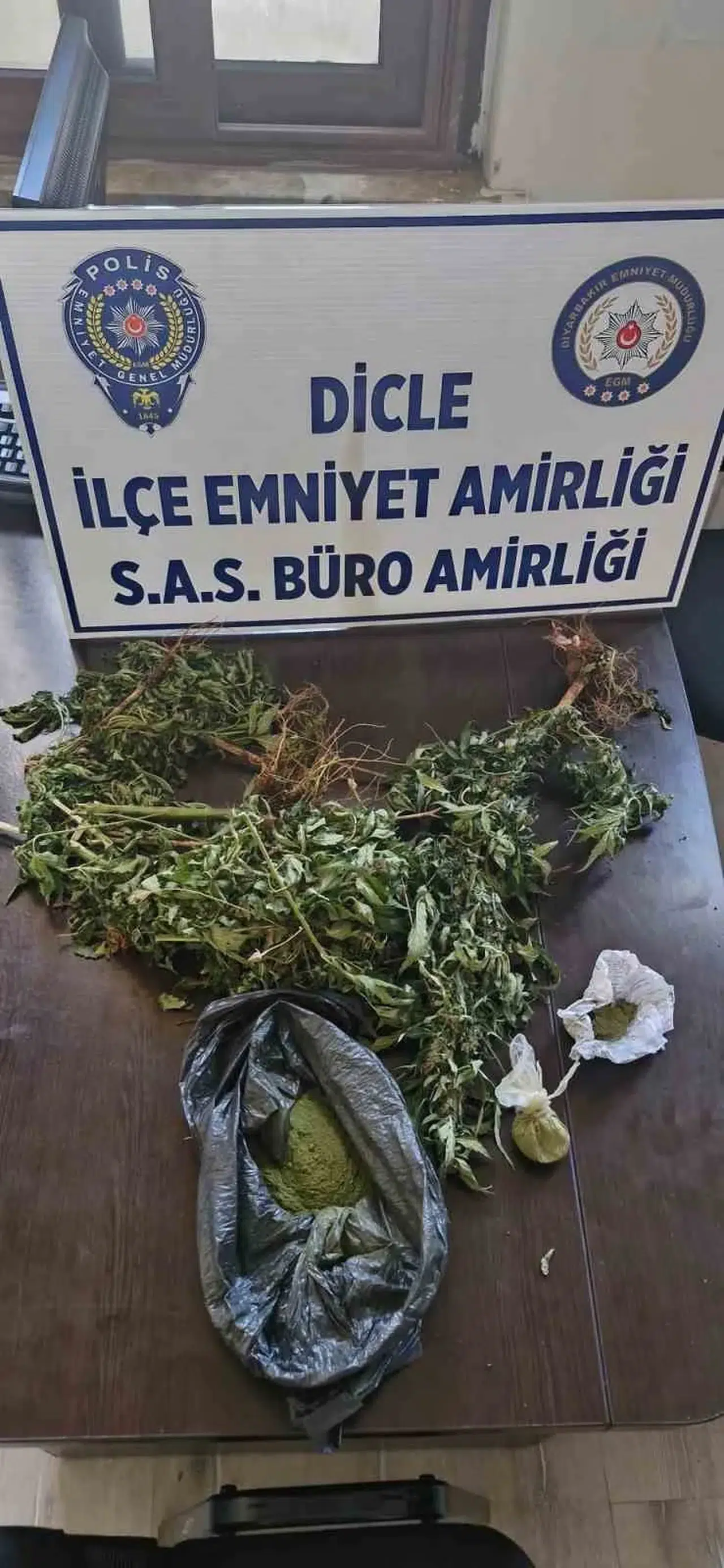 Diyarbakır Dicle'de polisten kaçan şüphelinin evinden uyuşturucu çıktı: 30 dakikalık kovalamaca