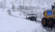 Diyarbakır'ın ilçesinde kar yolları kapattı: Ekipler alarm verdi