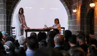İtalyan ekibi Antigone oyununu kilisede sahneledi: Eşbaşkan Bucak oyuncuları kutladı