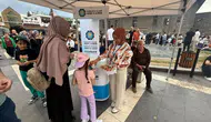 Diyarbakır'da Ulu Cami önündeki stantta yerli ve yabancı turistlere bayram ikramı