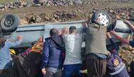 Şanlıurfa-Diyarbakır karayolunda otomobil şarampole yuvarlandı: Yaralı var