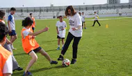 Diyarbakır'da Eşbaşkan Bucak sahaya indi: Minik futbolcularla top oynadı