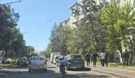 Diyarbakır'da yatarak motosiklet kullanan sürücü trafikte korku saçtı