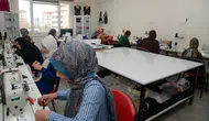 Diyarbakır'da kadınlar moda tasarım atölyesinde meslek öğreniyor