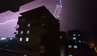 Diyarbakır ve Batman'da şimşekler kamera görüntülerine yansıdı