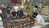 Narin Güran'ın babası Arif Güran, İstanbul'da Ahmet Minguzzi'nin mezarına gitti