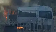 Diyarbakır’da seyir halindeki minibüs alev alev yandı