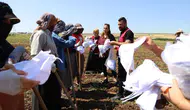 Diyarbakır'da çiftçilere sürpriz hediye: Yarım elma, gönül alma