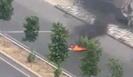 Seyir halindeki motosiklet alev aldı, sürücü son anda kurtuldu