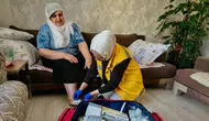 Diyarbakır'da kapı kapı dolaşıp hasta ve engelli vatandaşlara ilaç oluyorlar
