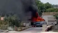 Diyarbakır'da seyir halindeki araç alev alev yandı