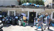 Diyarbakır'daki ev çöplerden görünmüyordu: Atıklar iki kamyonu tıka basa doldurdu