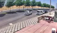 Diyarbakır Bağlar’da korkutan trafik kazası Kontrolden çıkan otomobil araçlara çarptı