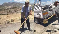Çermik Pamuklu'da seferberlik Mahalleli bozulan yolları kendi imkanlarıyla onardı