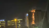 Alevler Kayapınar'da plazayı sardı Dış cepheden çatıya sıçrayan yangına çok sayıda ekip