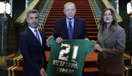 Amedspor heyeti Külliye'de: Cumhurbaşkanı Erdoğan'a 21 numaralı formayı hediye ettiler