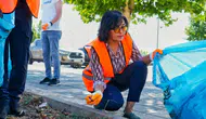 Diyarbakır Stadı çevresinde büyük temizlik: Eşbaşkan poşeti alıp çöp topladı