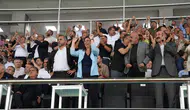 Amedspor Beşiktaş'ı yenip lider oldu, Eşbaşkan Bucak tribünde coşkulu destek verdi