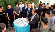 Dicle Üniversitesi'nde genç hekim adaylarına sürpriz karşılama: Rektör Eronat oradaydı