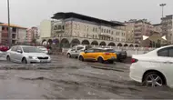 Diyarbakır'da akşam saatlerinde bastıran sağanak hayatı felç etti: Yollar göle döndü
