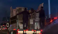 Diyarbakır Urfa Bulvarı'nda tehlikeli yolculuk: Kamyonet kasasında canlarını hiçe saydılar