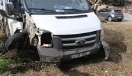 Ergani'de korkutan kaza: Kamyonet refüje çıktı, yaralılar var