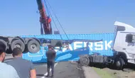 Siverek-Diyarbakır kara yolunda TIR şarampole girdi: Yaralı var