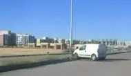 Diyarbakır Bağlar'da trafik kazası: Hafif ticari araç refüje çıktı, 1 kişi yaralandı