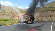 Diyarbakır-Mardin kara yolunda korkutan yangın Eşya taşıyan kamyonet tamamen yandı