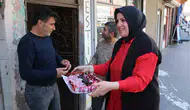 Bağlar'ın Muradiye Mahallesi'nde bayram ikramları yüzleri güldürdü Muhtar Demir sahada