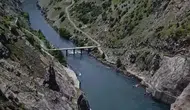 Karakaya Barajında su tahliyesi nedeni ile köprü trafiğe kapatıldı