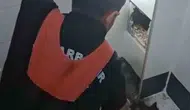 Diyarbakır Kayapınar'da yürek ısıtan kurtarma İtfaiye duvarı kırarak kediyi çıkardı