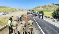 Silvan yolunda tekeri patlayan kamyonet trafiği kilitledi Tonlarca ürün yola saçıldı