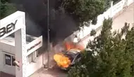 Bağlar'da araç yangını paniği Seyir halindeki otomobil alevler içinde kalarak yandı