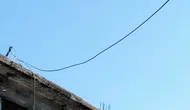Şanlıurfa Eyyübiye'de kaçak elektrik hattıyla araç şarj eden sürücüye suçüstü yapıldı
