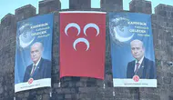 Diyarbakır'ın tarihi surlarına MHP lideri Bahçeli'nin görseli ve kardeşlik temalı