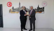 Dicle İlçe Sağlık Müdürü Uzm. Dr. Fırat Köse’ye veda ziyareti Hizmetleri için plaket