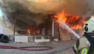 Diyarbakır Kayapınar’daki marangoz atölyesi yangını İtfaiyecilerin zorlu mücadelesi kask