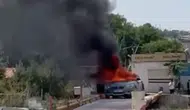 Diyarbakır Sur hattında korkutan araç yangını Çarıklı Mahallesi'nde otomobil hurdaya döndü