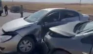 Silvan Kumluk mevkisinde trafik kazası İki otomobil çarpıştı, iki kişi yaralandı