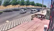 Diyarbakır Bağlar’da korkutan trafik kazası Kontrolden çıkan otomobil araçlara çarptı