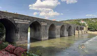 Diyarbakır'da 40 dereceyi aşan kavurucu sıcaklar tarihi On Gözlü Köprü'yü ıssız bıraktı