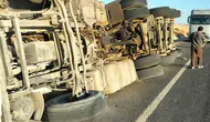 Diyarbakır-Mardin kara yolunda tır devrildi Aşağıkonak mevkiinde trafik kazası