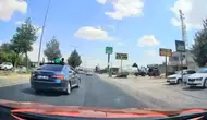 Diyarbakır-Ergani karayolunda yürekleri ağza getiren görüntüler Çocuklar sunrooftan sarktı