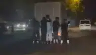 Diyarbakır trafiğinde patenli tehlike Hareket halindeki pikaba tutunup kilometrelerce yol gittiler