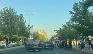 Diyarbakır Kayapınar’da trafik kazası Musa Anter Caddesi’nde araç takla attı, 2 yaralı