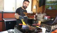 Diyarbakır’ın kavurucu sıcağında tost makinesi başında zorlu yaşam mücadelesi