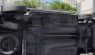 Diyarbakır Kayapınar'da trafik kazası: Hafif ticari araç refüje çarparak devrildi