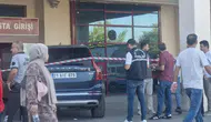 Diyarbakır Yenişehir'de kırmızı ışıkta dehşet: Cip çapraz ateşe alındı, 2 yaralı