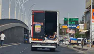 Diyarbakır trafiğinde yürekleri ağza getiren görüntü: Kamyonet kasasında tehlikeli yolculuk
